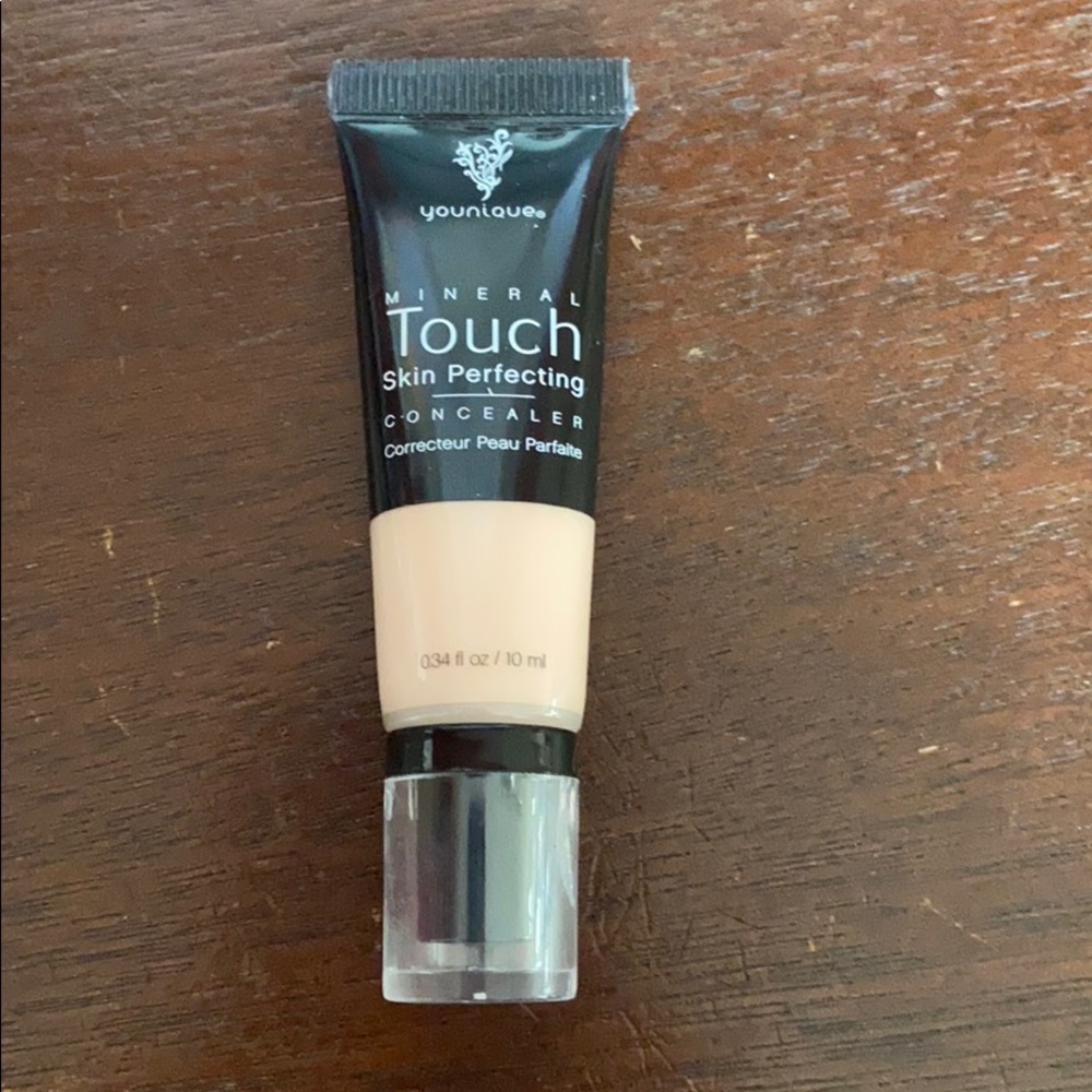 Younique scarlet concealer